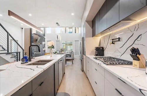 West Dallas House | Stylish 5-BD 5A home with Rooftop & Grill - 5-mins drive to Downdown Dallas!