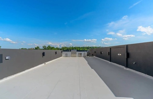 West Dallas House | Stylish 5-BD 5A home with Rooftop & Grill - 5-mins drive to Downdown Dallas!