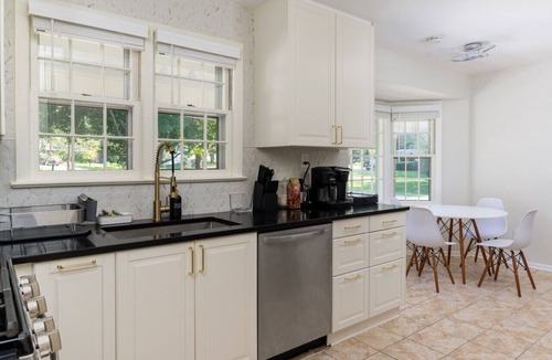 Colesville House | Stylish 5 Bed Silver Spring Haven- Vibrant & Sleek