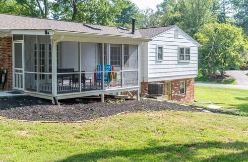 Colesville House | Stylish 5 Bed Silver Spring Haven- Vibrant & Sleek
