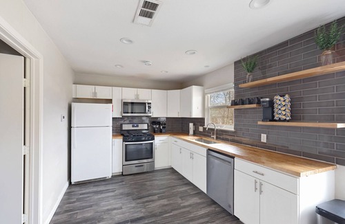 East MLK House | Stylish 5-Bedroom House Sleeps 16 Near Downtown Austin with Tons of Games