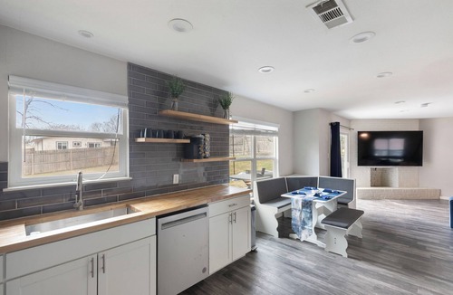 East MLK House | Stylish 5-Bedroom House Sleeps 16 Near Downtown Austin with Tons of Games