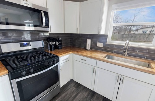 East MLK House | Stylish 5-Bedroom House Sleeps 16 Near Downtown Austin with Tons of Games