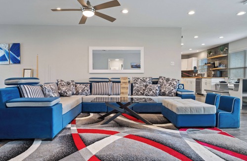 East MLK House | Stylish 5-Bedroom House Sleeps 16 Near Downtown Austin with Tons of Games