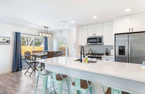Franklin Park House | Stylish 5bd SE Austin Escape