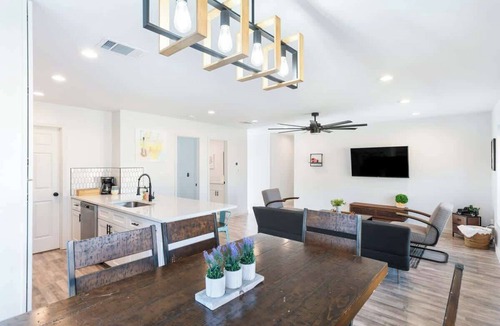 Franklin Park House | Stylish 5bd SE Austin Escape