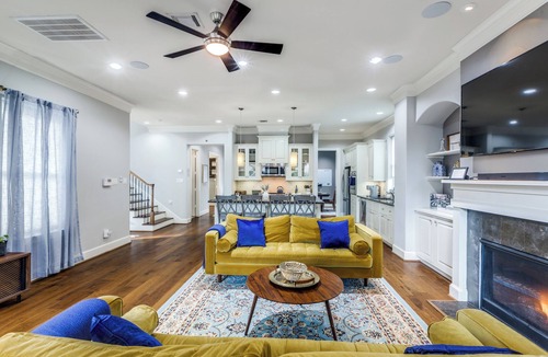 Greater East End House | Stylish 5bed-4bath - Gated, King Beds, 3500 sq ft - 5 Min to Downtown