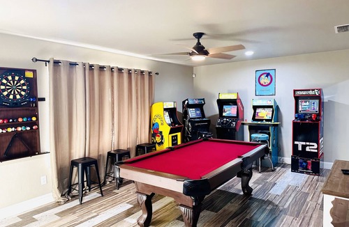 Eagle Pass House | Stylish 5Bedroom/6Beds/2Bath Plenty of Parking