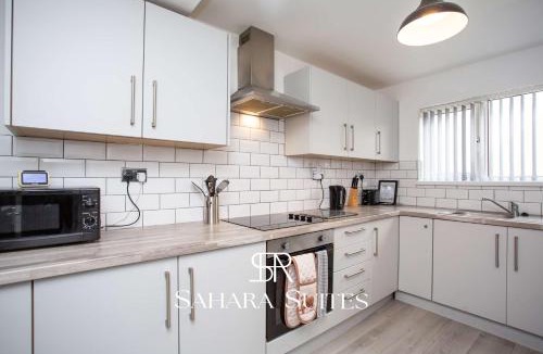 Blyth House | Stylish 5BR Home for Long Stays with Parking