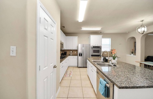 Fresno House | Stylish 6-bedroom house in serene Fresno with Pool access and lake walking trail