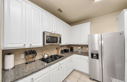 Fresno House | Stylish 6-bedroom house in serene Fresno with Pool access and lake walking trail
