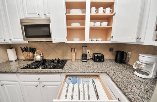 Fresno House | Stylish 6-bedroom house in serene Fresno with Pool access and lake walking trail