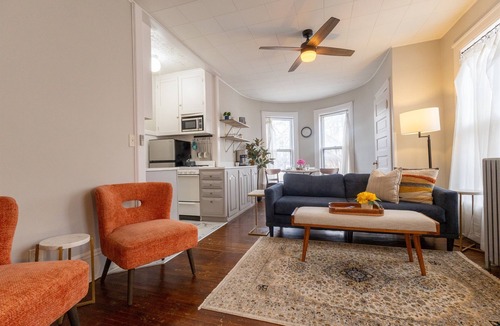 Bloomington Apartment | Stylish and comfortable, Central Location, Views of Franklin Park, Quiet & Cozy!