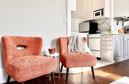 Bloomington Apartment | Stylish and comfortable, Central Location, Views of Franklin Park, Quiet & Cozy!