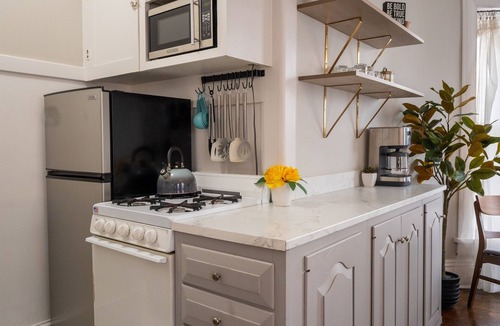 Bloomington Apartment | Stylish and comfortable, Central Location, Views of Franklin Park, Quiet & Cozy!