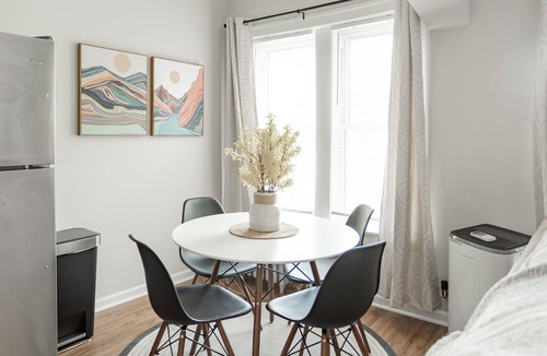 Rogers Park Apartment | Stylish and Comfy Studio near Loyola Park
