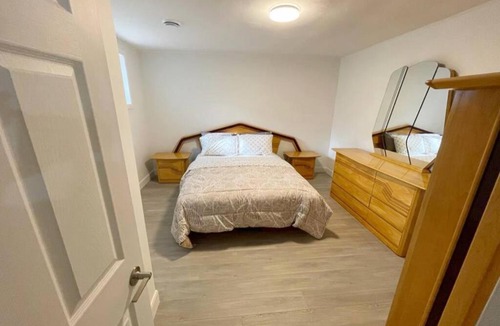 Saint-Hubert House | Stylish and luxurious apartment basement unit