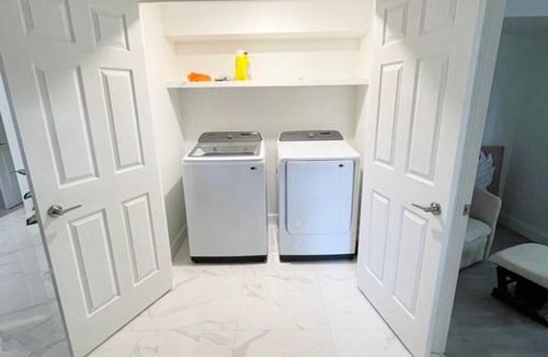 Saint-Hubert House | Stylish and luxurious apartment basement unit