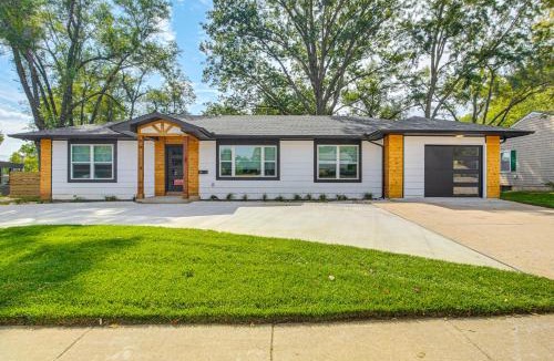 Lenexa House | Stylish and Modern Lenexa Haven with Fire Pit and Deck!
