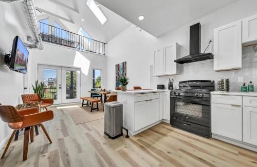 Front Park House | Stylish And Roomy Full House Dtwn