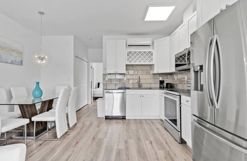 Seybold Condo | Stylish Apartment 5 Min to Design District