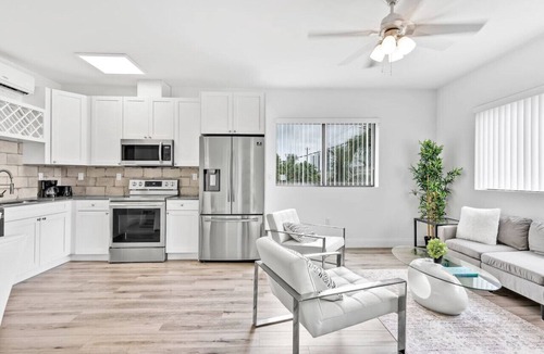 Seybold Condo | Stylish Apartment 5 Min to Design District