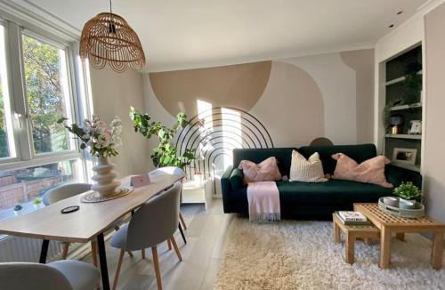 Cleveland Apartment | Stylish Apartment in Leafy Ealing