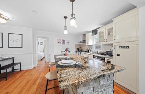 Bayonne Apartment | Stylish Apartment - Light Rail Access