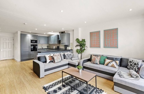 Staple Hill Apartment | Stylish Apartment - Sleeps 8