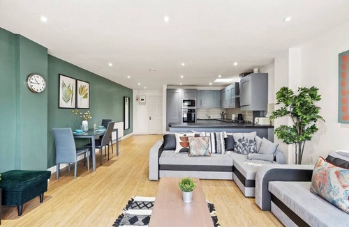 Staple Hill Apartment | Stylish Apartment - Sleeps 8