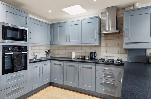 Staple Hill Apartment | Stylish Apartment - Sleeps 8