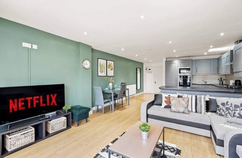 Staple Hill Apartment | Stylish Apartment - Sleeps 8