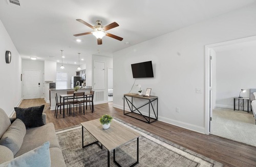 Savannah Apartment | Stylish apartment with open living space