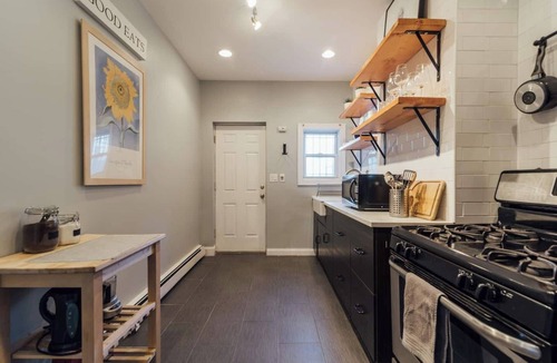 Jersey City Apartment | Stylish Apt 40 mins from NYC - TV/Laundry