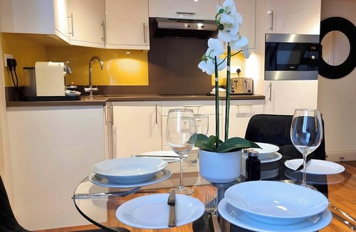 Notting Hill Apartment | Stylish apt in the heart of Notting Hill -4-nSteps from Portobello Rd and tube!