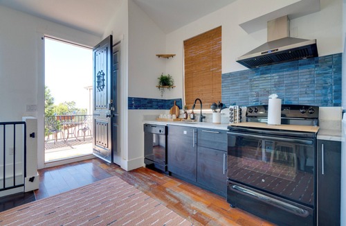 Hughes Park Lake Apartment | Stylish Apt Near Lake Travis w/Entertainment