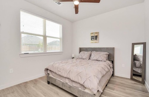George Bush Park/Eldridge Apartment | Stylish Apt Pool Wi-Fi Parking