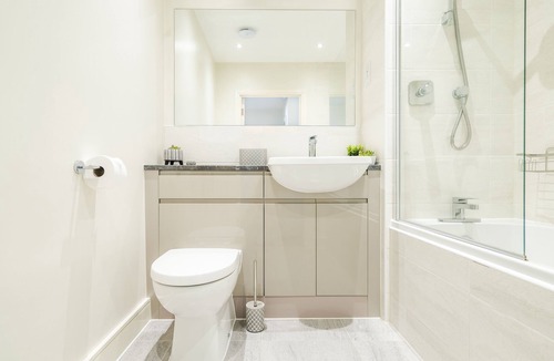 Ashford Apartment | Stylish apt w/ 2 bathrooms & free private parking