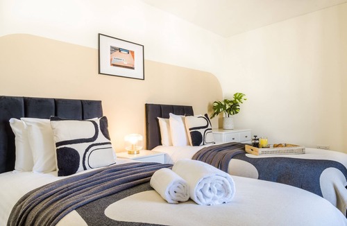 Ashford Apartment | Stylish apt w/ 2 bathrooms & free private parking