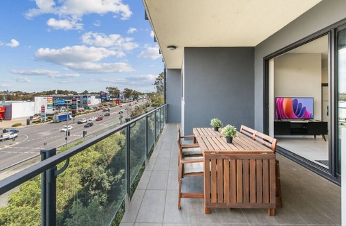 Macgregor Apartment | Stylish Apt w/Balcony Easy Access to Everywhere