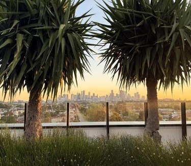 Brunswick East Apartment | Stylish Apt w/Stunning Rooftop Views & Hot Tub