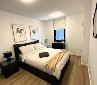 Brunswick East Apartment | Stylish Apt w/Stunning Rooftop Views & Hot Tub