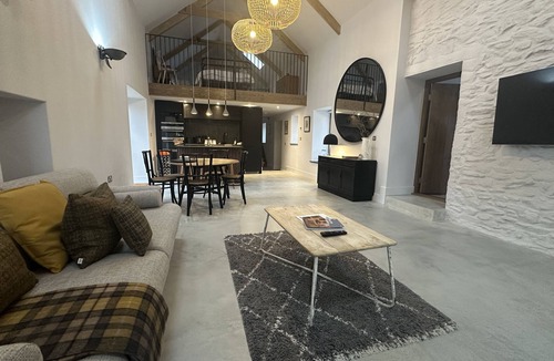 Carmarthen Cottage | Stylish barn conversion, sleeps 5, with hot tub