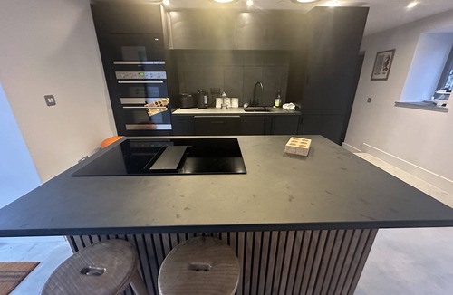 Carmarthen Cottage | Stylish barn conversion, sleeps 5, with hot tub