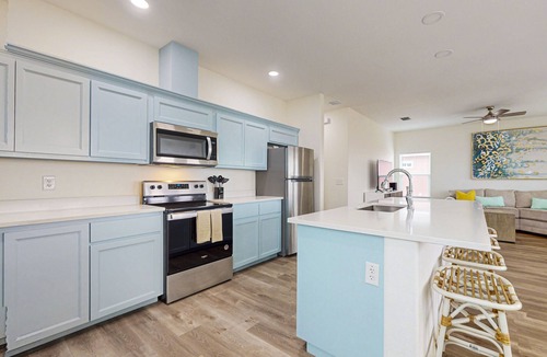 Aransas Pass House | Stylish beach house with a deck, full kitchen, washer/dryer, & central AC
