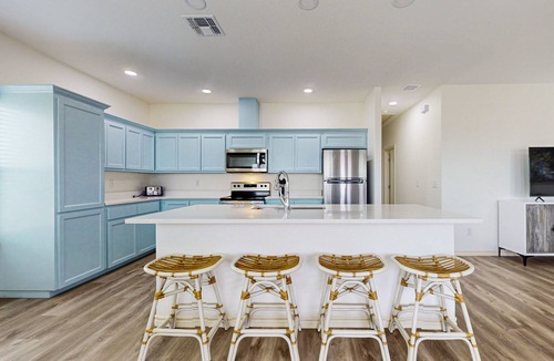 Aransas Pass House | Stylish beach house with a deck, full kitchen, washer/dryer, & central AC