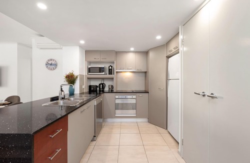 Redcliffe Apartment | Stylish beachside unit 3 min walk to beach