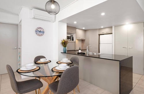 Redcliffe Apartment | Stylish beachside unit 3 min walk to beach