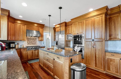 Cougar Mountain House | Stylish Bellevue 5BR/2.5BA Upper Unit | LEGO Fun!