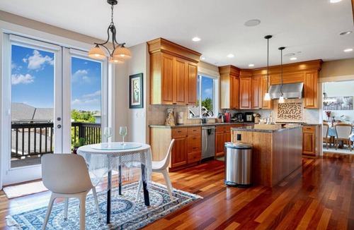 Cougar Mountain House | Stylish Bellevue 5BR/2.5BA Upper Unit | LEGO Fun!